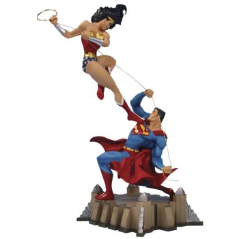DC Comics Statue Wonder Woman vs Superman 25 cm
